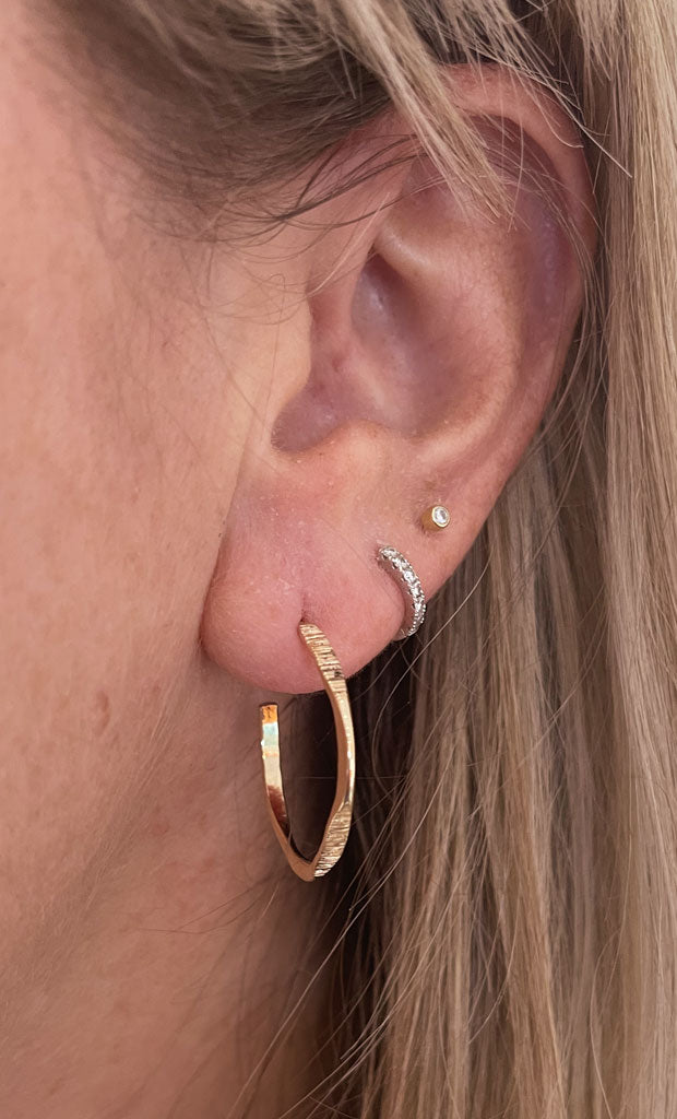 Small Forward Facing Mobius Earrings (RE1715)